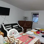 Sara 3 dormitoare nu primesc santieristi si petrecareti